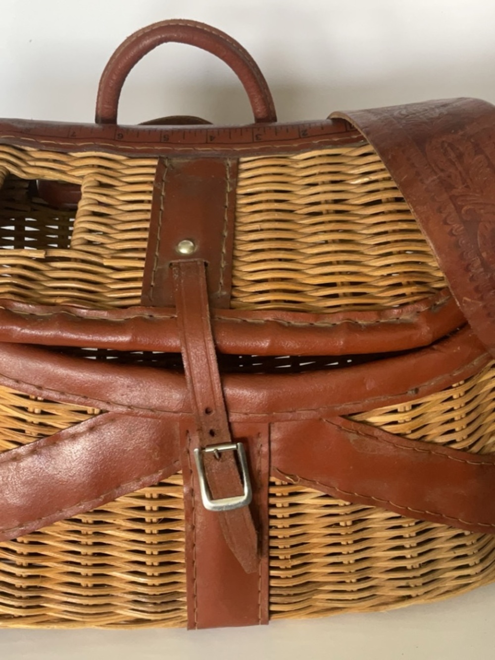 VINTAGE FISHING CREEL MINT CONDITION MADE IN HONG KONG HAS LEATHER STRAPS